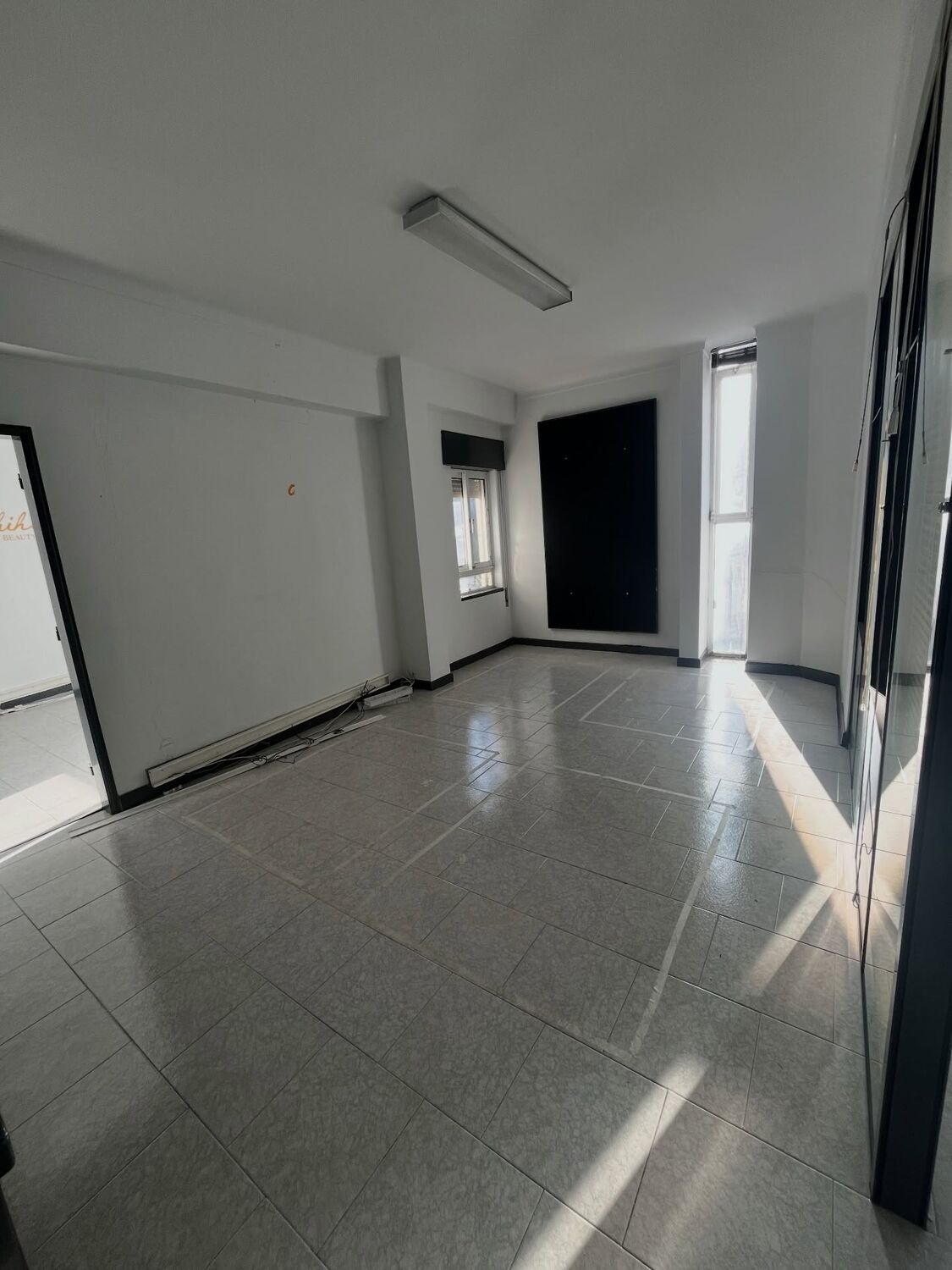 Sala ampla com pavimento cerâmico claro